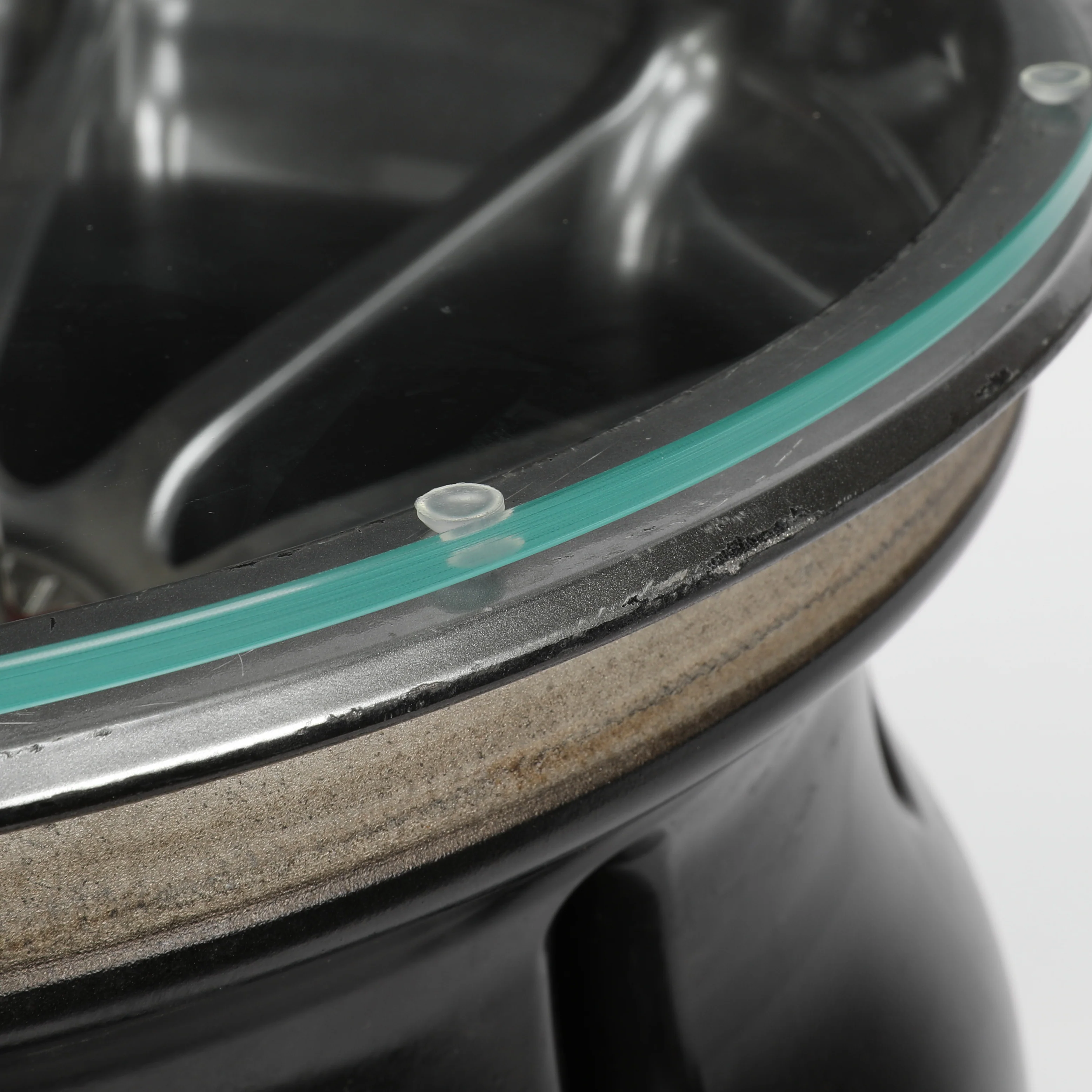 Max Verstappen 2019 Oracle Red Bull Racing Front Wheel Rim Table - Image 3