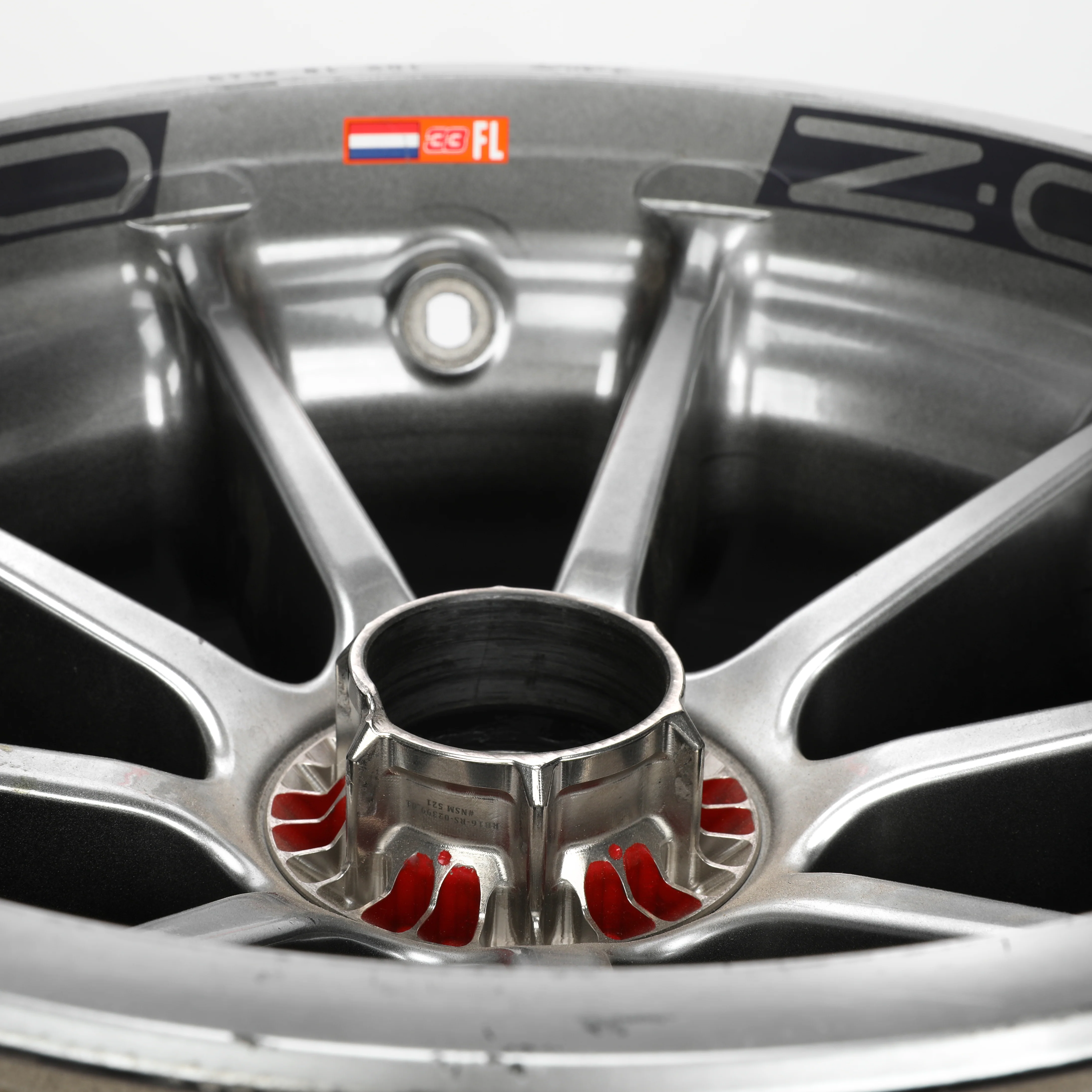 Max Verstappen 2019 Oracle Red Bull Racing Front Wheel Rim Table - Image 4