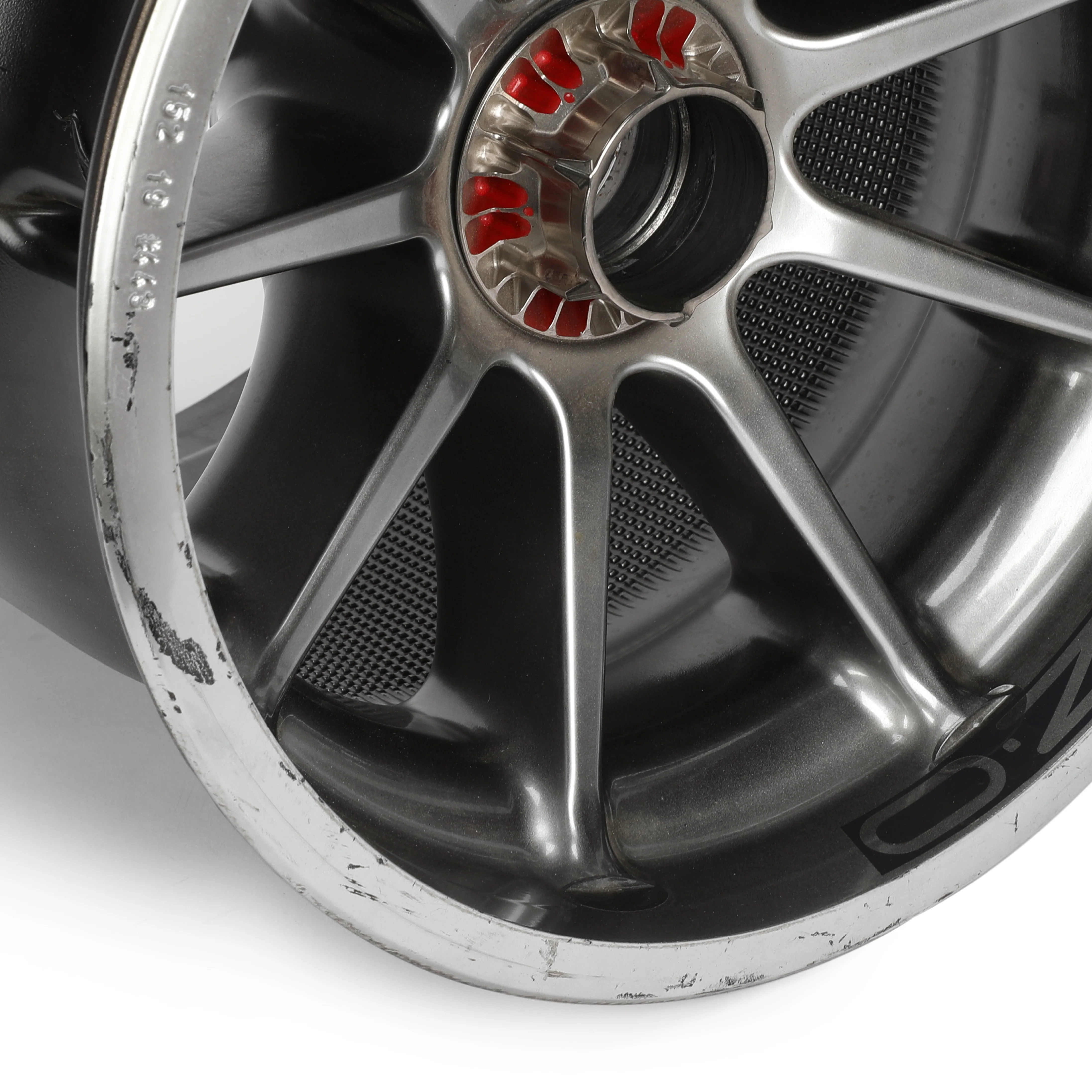 Max Verstappen 2019 Oracle Red Bull Racing Front Wheel Rim Table - Image 5