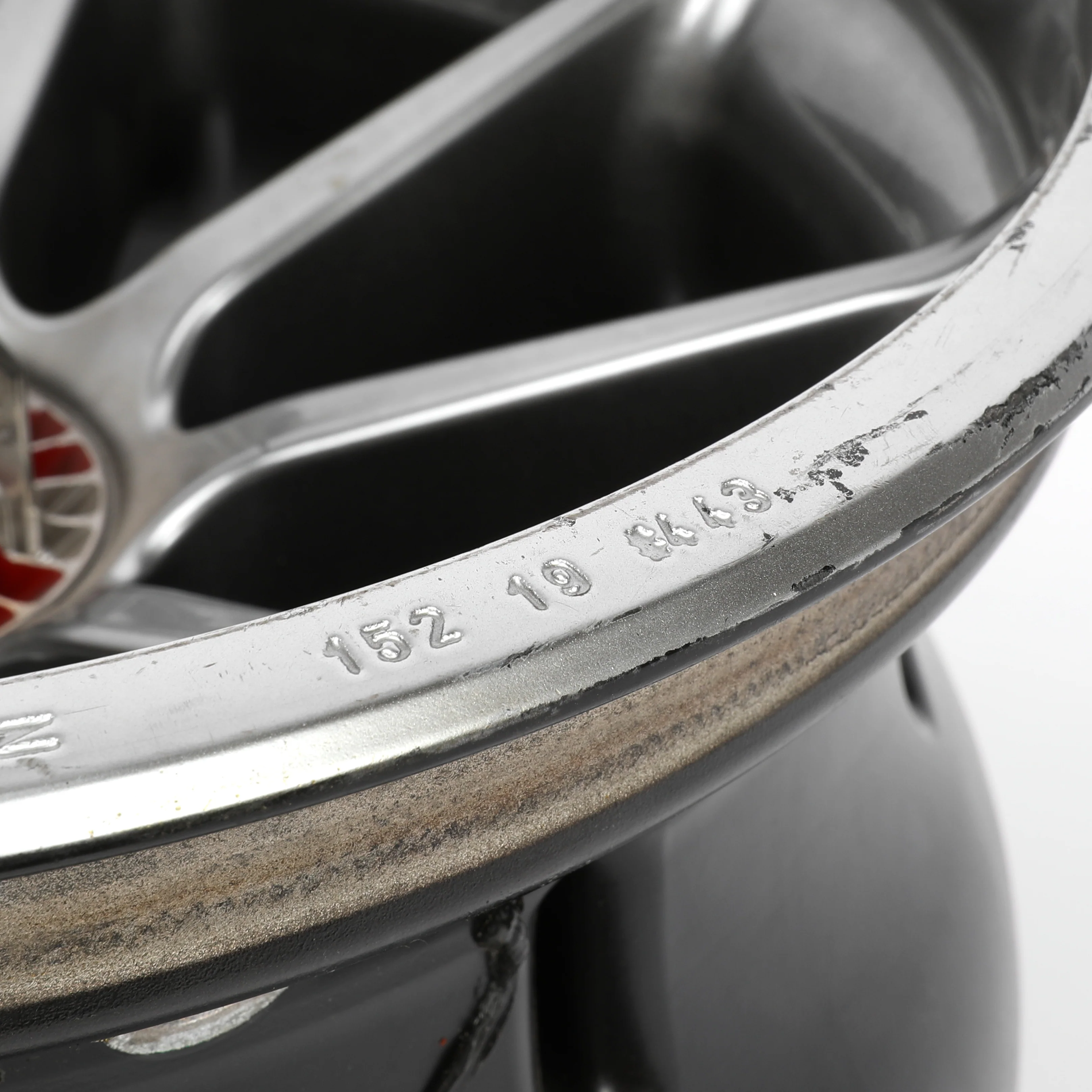Max Verstappen 2019 Oracle Red Bull Racing Front Wheel Rim Table - Image 6
