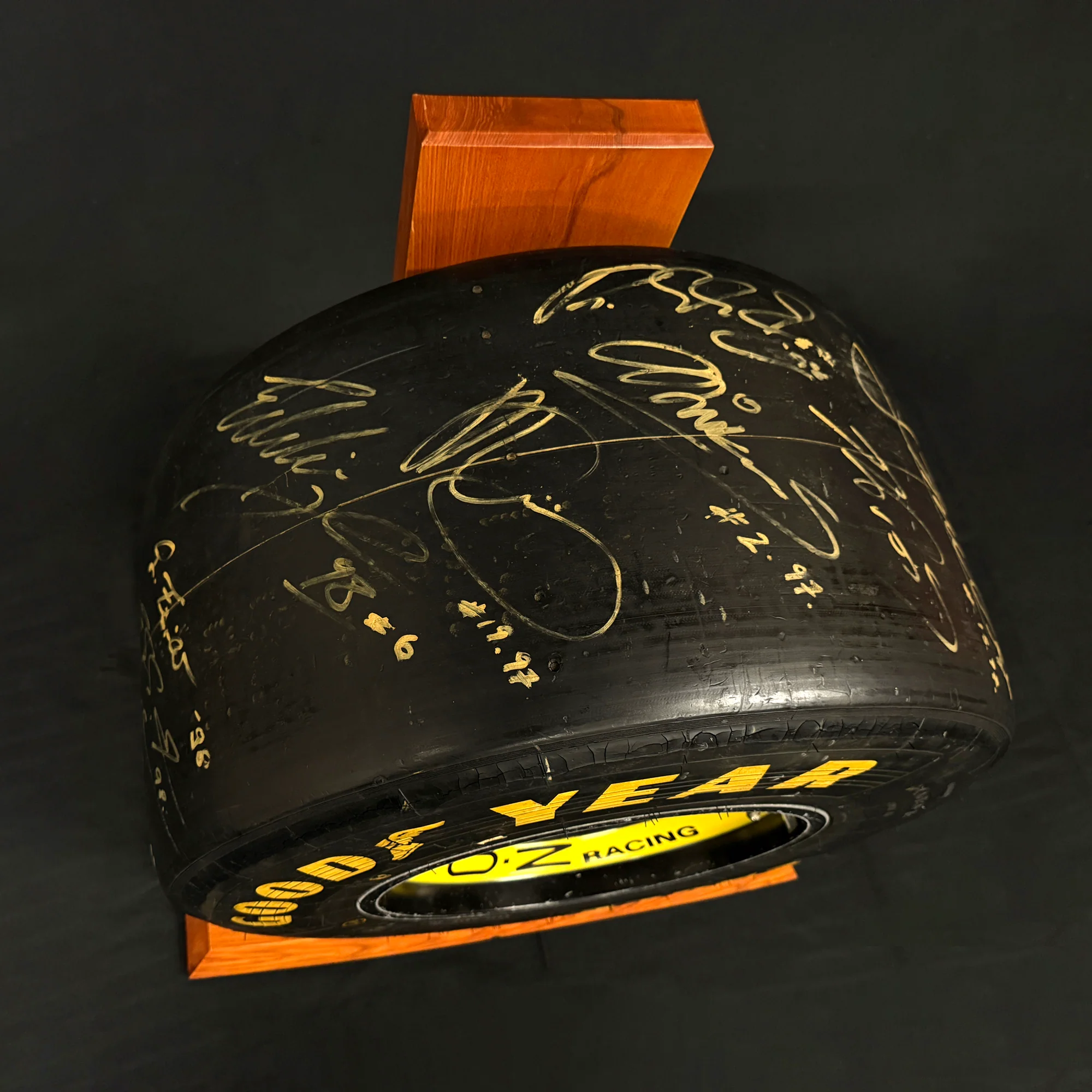 Miami Auction LOT 018 - 20 Driver Signature Goodyear Tyre – Williams FW19 Championship Edition - Image 6