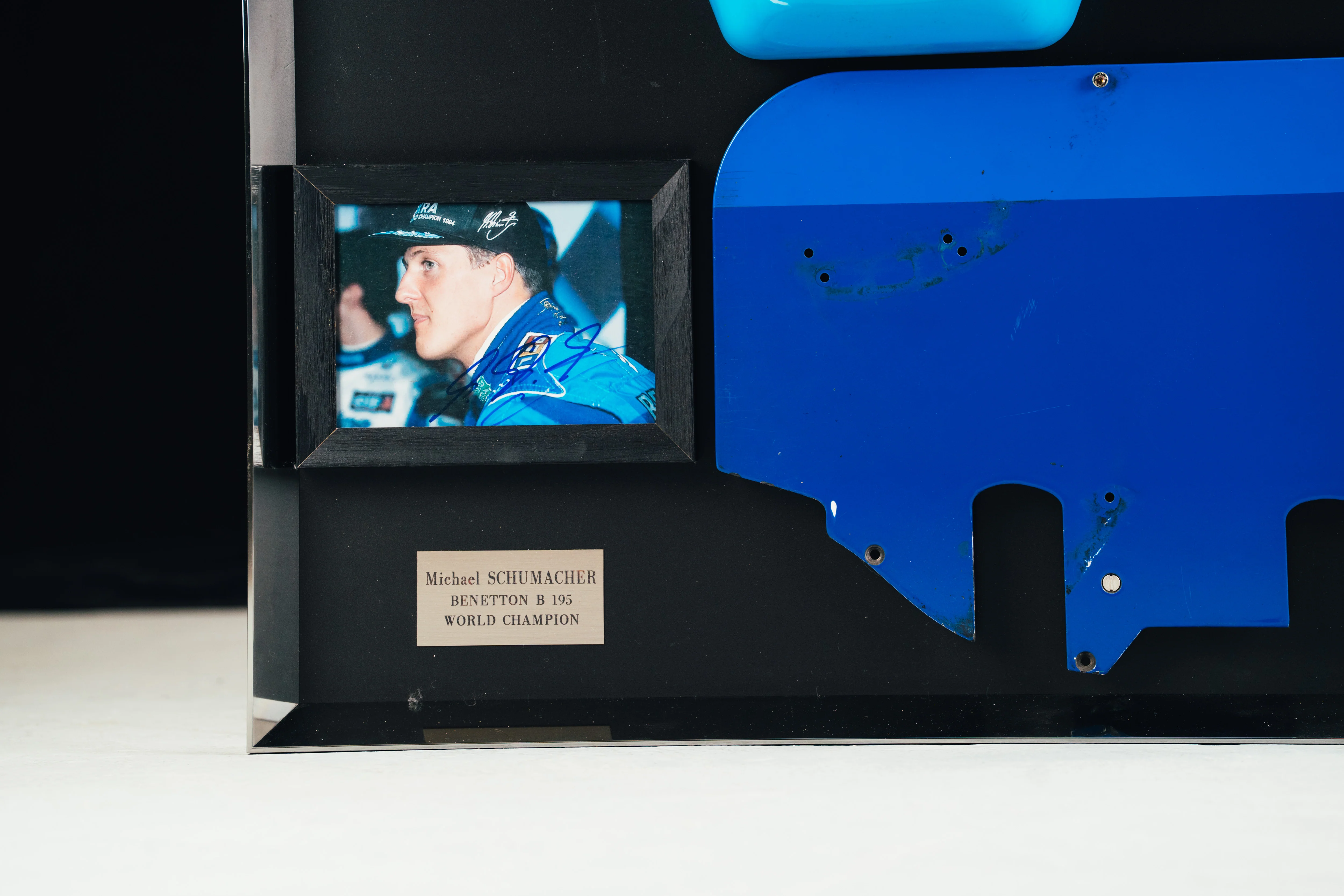 Miami Auction LOT 016 - Michael Schumacher 1995 Benetton B195 Head Rest & Rear Wing Right-Hand Endplate –  Signed Framed - Image 10