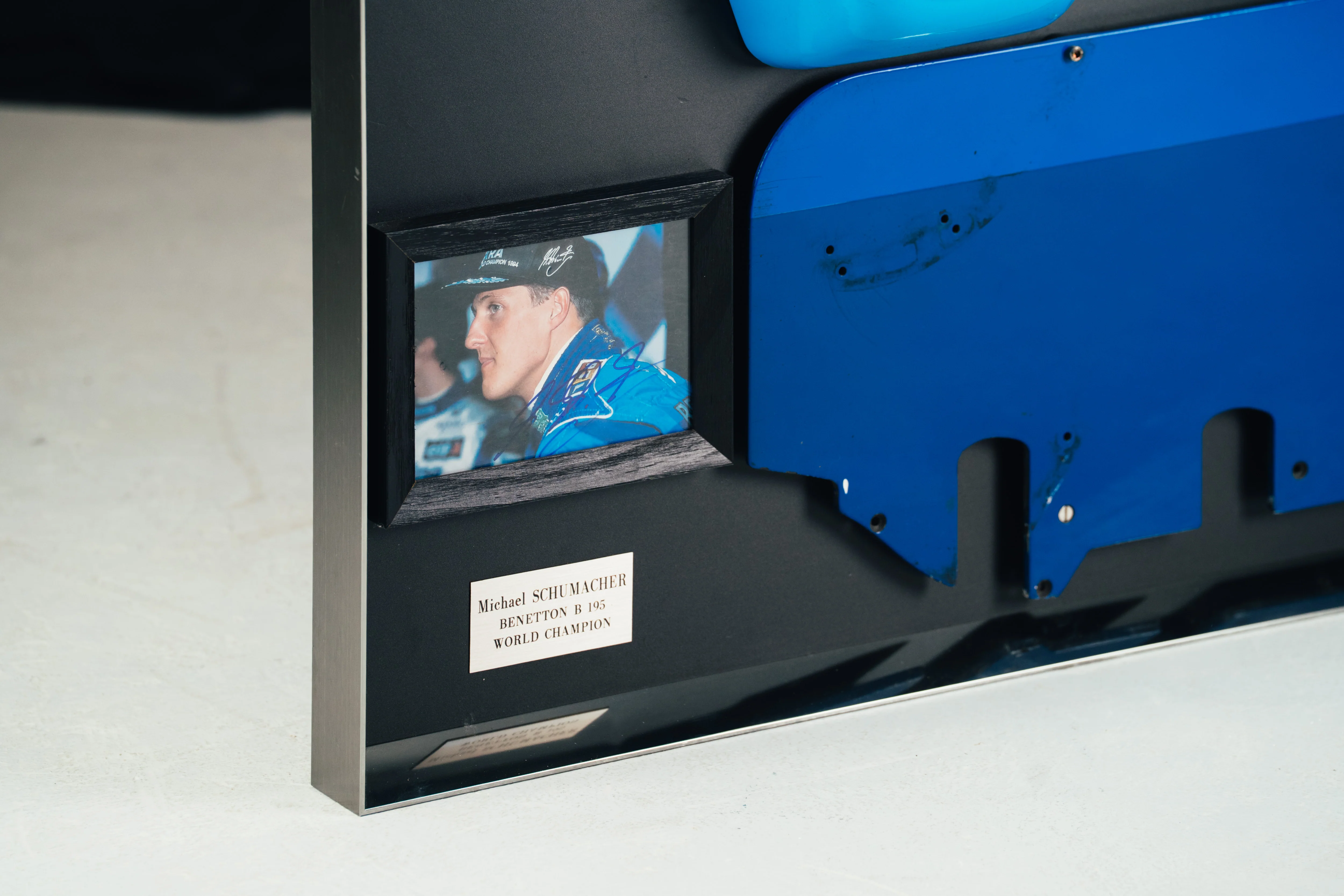 Miami Auction LOT 016 - Michael Schumacher 1995 Benetton B195 Head Rest & Rear Wing Right-Hand Endplate –  Signed Framed - Image 11