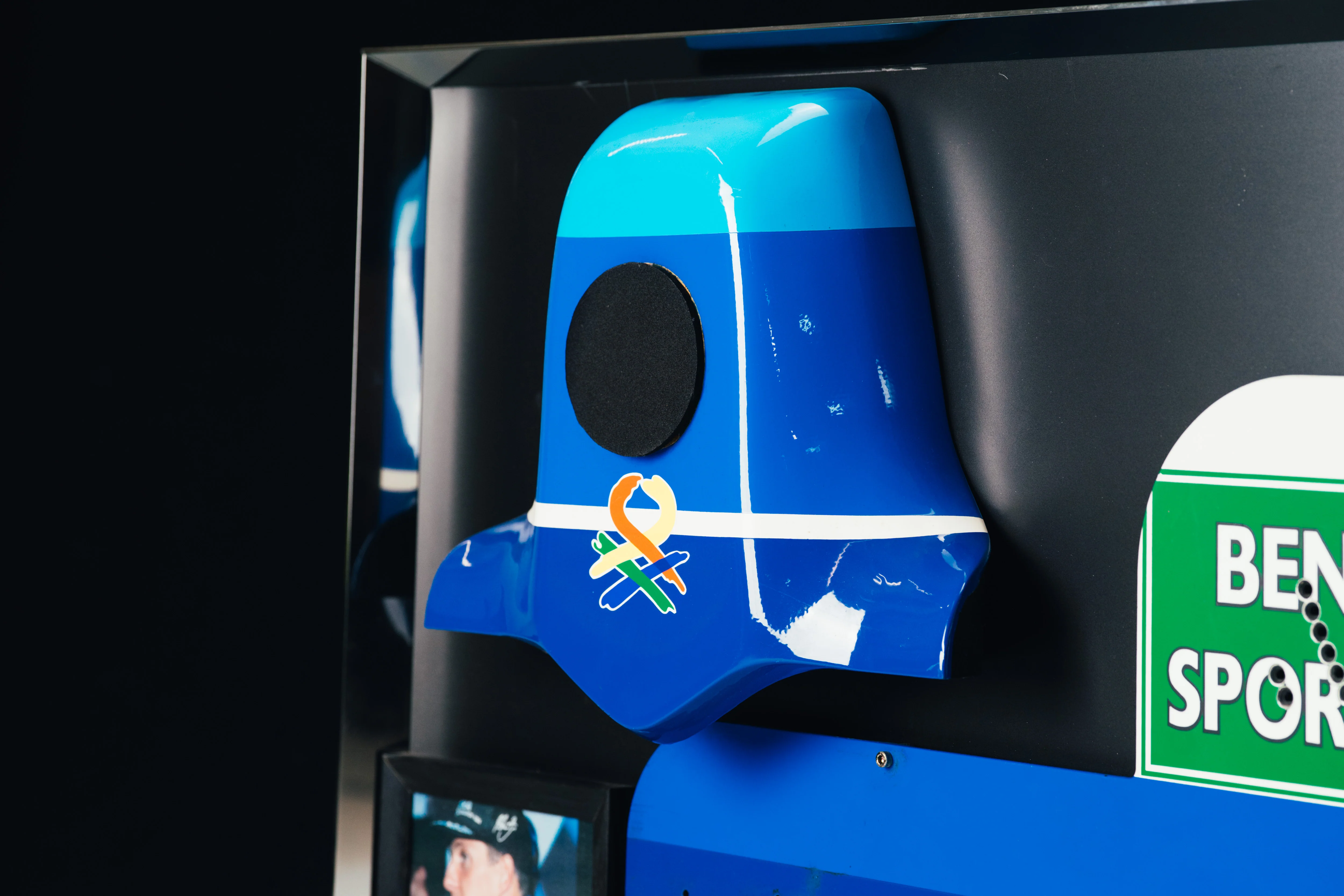 Miami Auction LOT 016 - Michael Schumacher 1995 Benetton B195 Head Rest & Rear Wing Right-Hand Endplate –  Signed Framed - Image 15