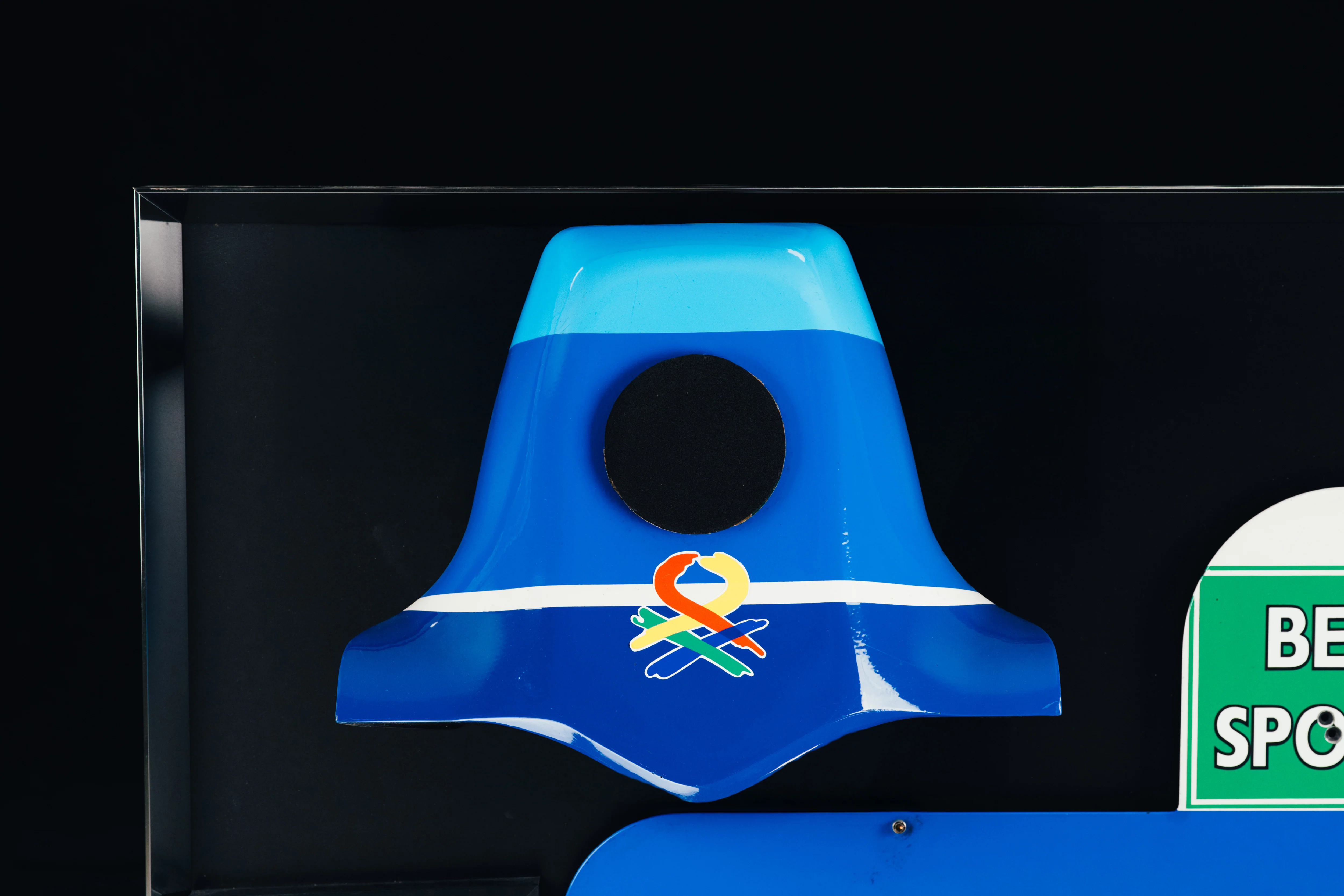 Miami Auction LOT 016 - Michael Schumacher 1995 Benetton B195 Head Rest & Rear Wing Right-Hand Endplate –  Signed Framed - Image 3
