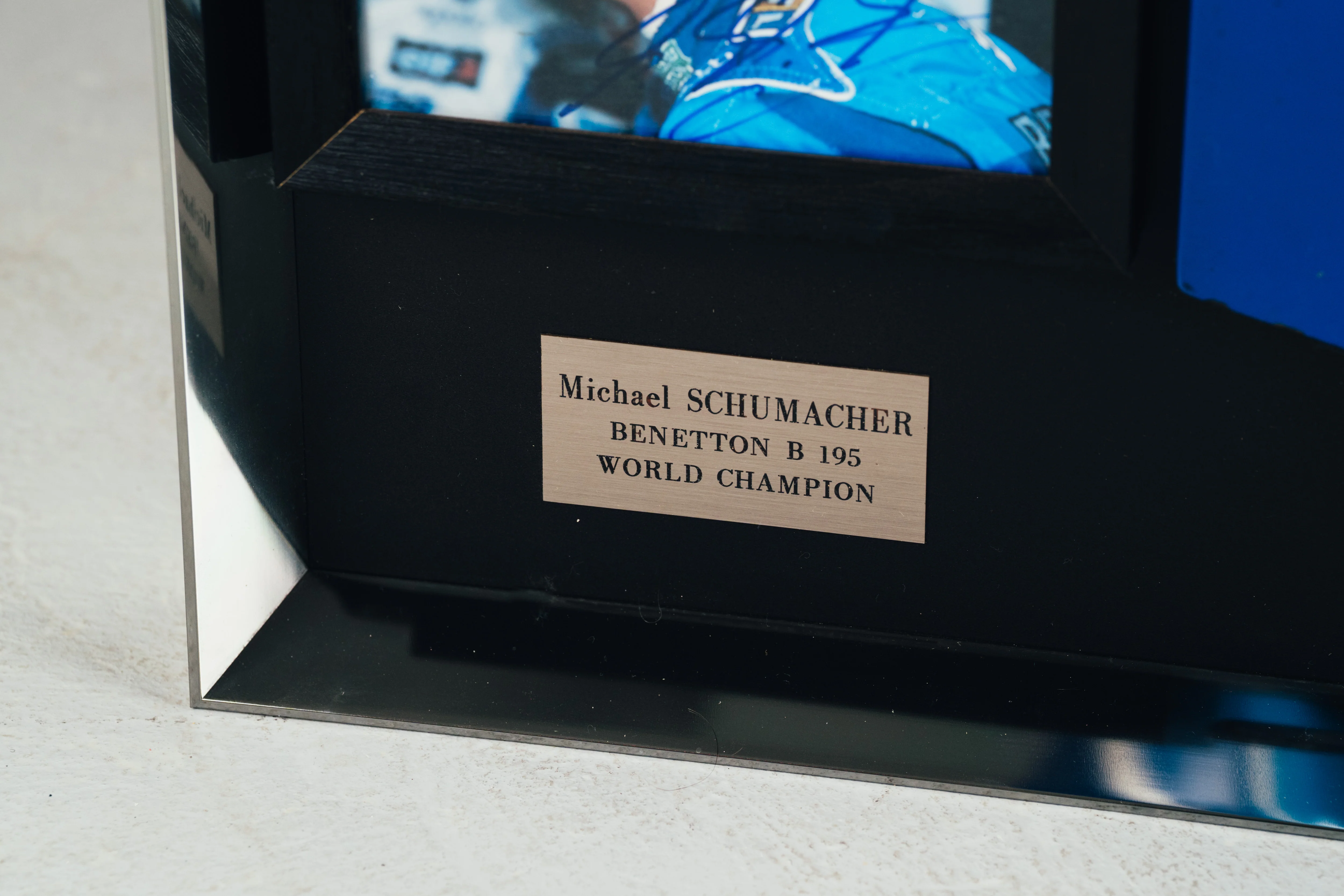 Miami Auction LOT 016 - Michael Schumacher 1995 Benetton B195 Head Rest & Rear Wing Right-Hand Endplate –  Signed Framed - Image 4