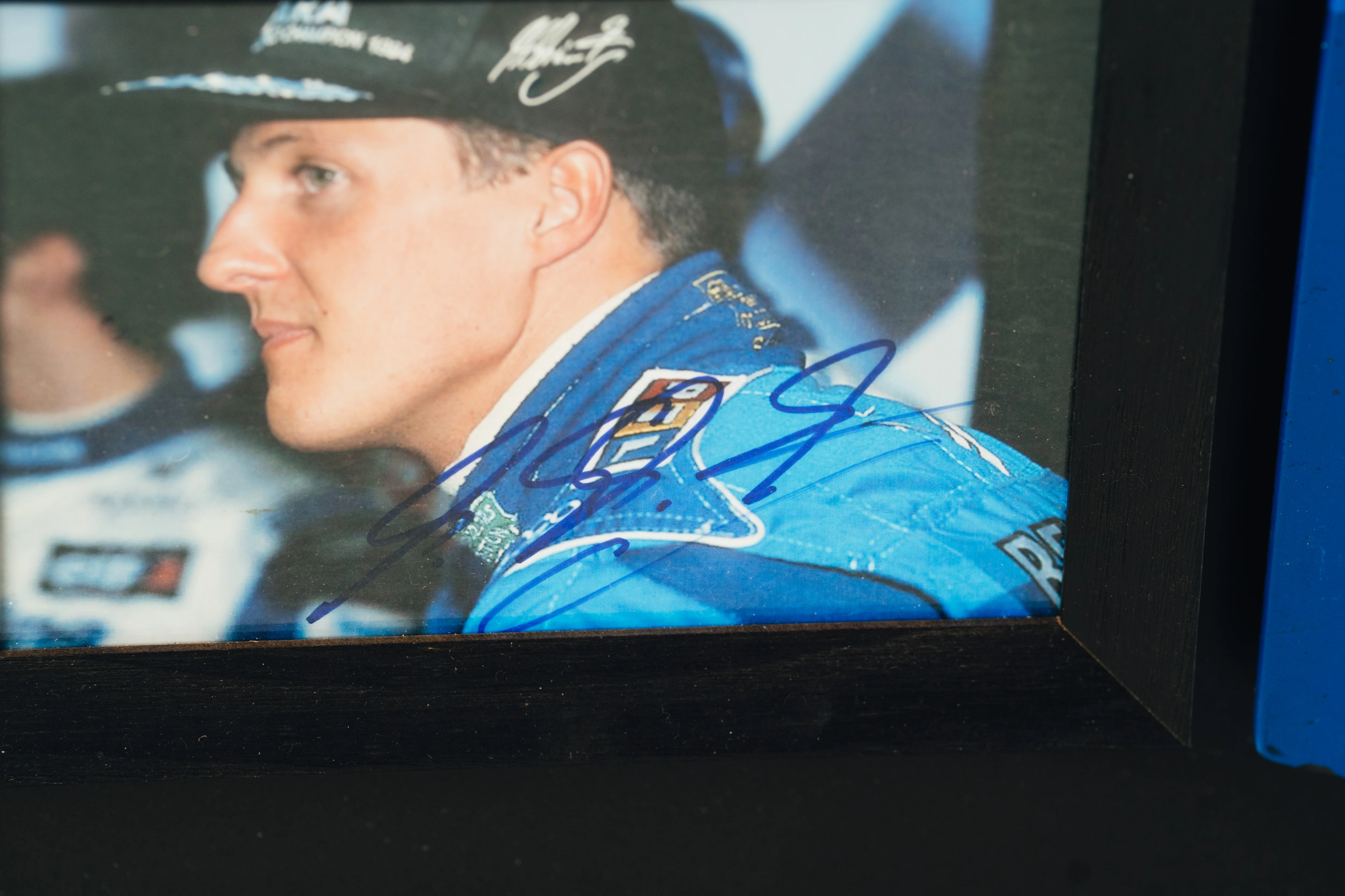 Miami Auction LOT 016 - Michael Schumacher 1995 Benetton B195 Head Rest & Rear Wing Right-Hand Endplate –  Signed Framed - Image 5