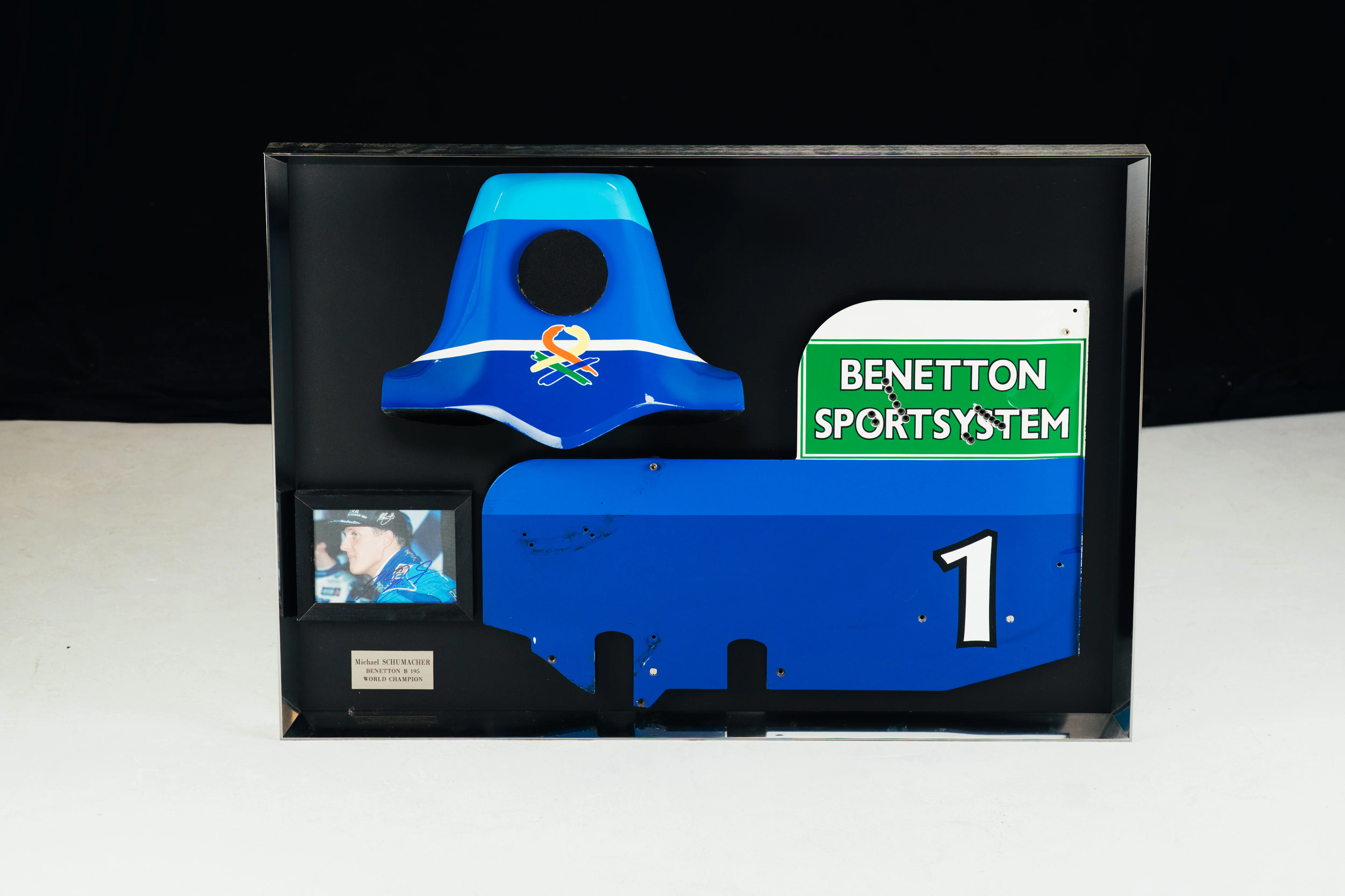 Miami Auction LOT 016 - Michael Schumacher 1995 Benetton B195 Head Rest & Rear Wing Right-Hand Endplate –  Signed Framed - Image 8