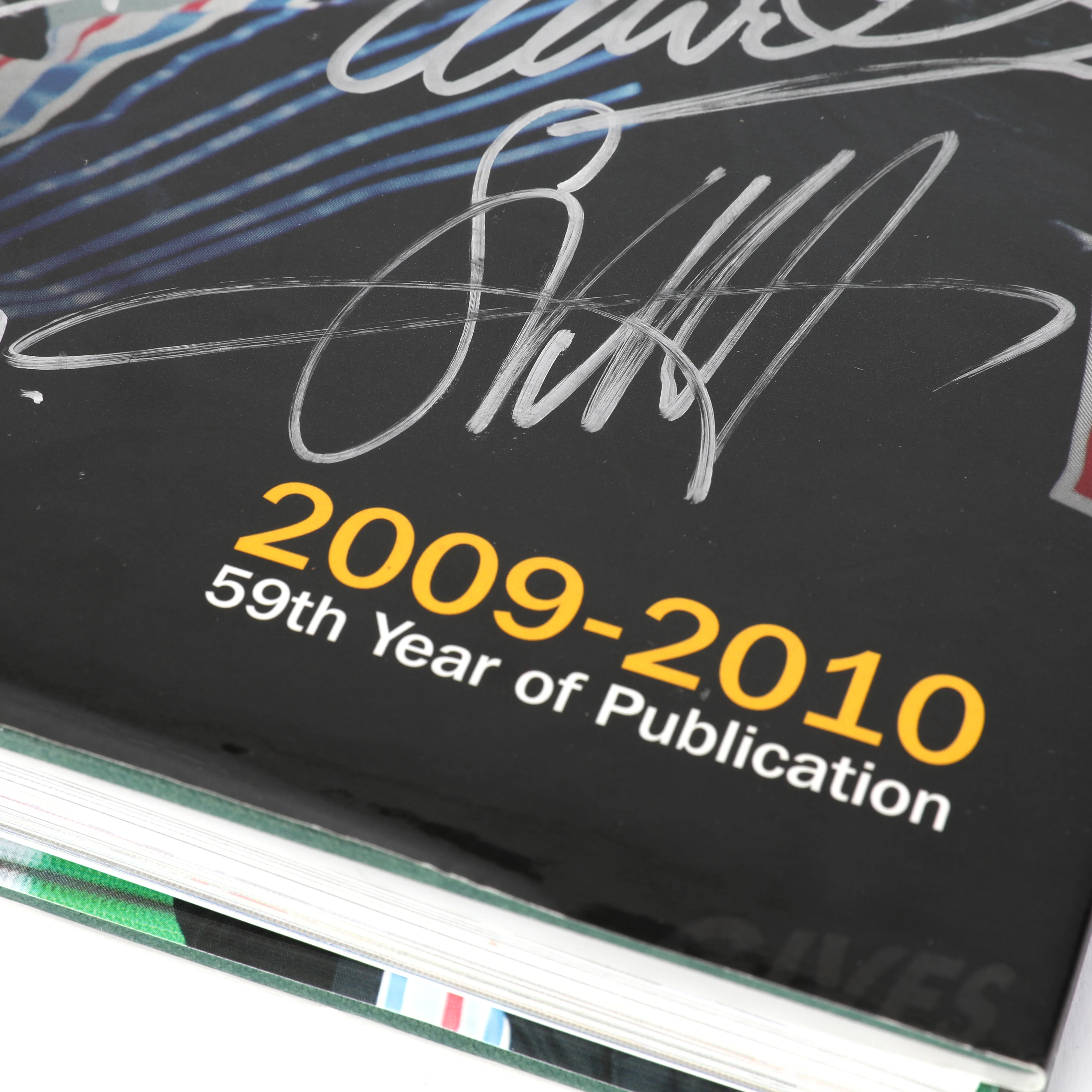 Miami Auction LOT 033 - Autocourse 2009-2010 Book - Vettel, Webber, Newey, Horner and Mateschitz Signed - Image 5