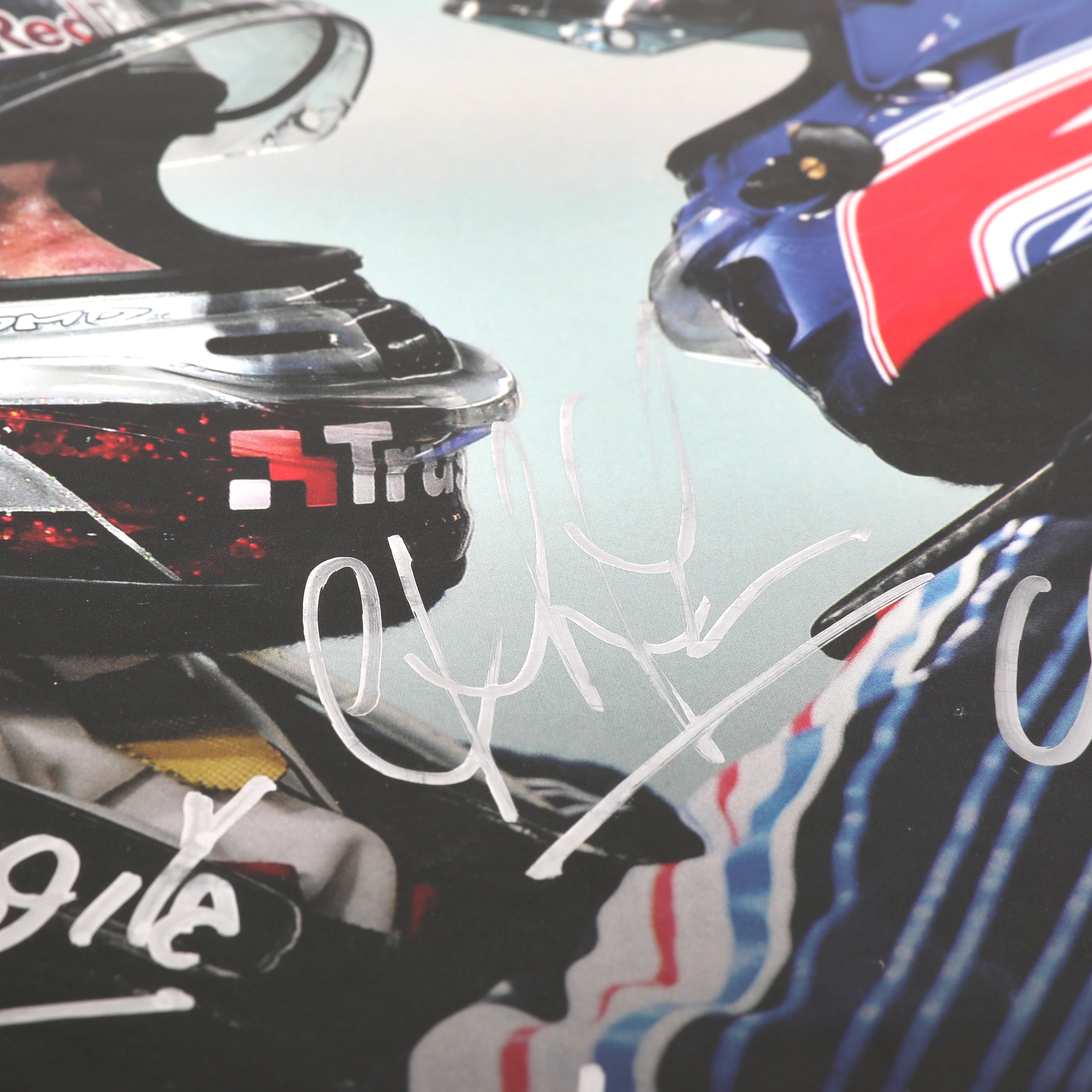 Miami Auction LOT 033 - Autocourse 2009-2010 Book - Vettel, Webber, Newey, Horner and Mateschitz Signed - Image 7